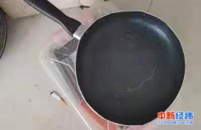 平底鍋嚴(yán)重變形 圖片來源:受訪者供圖