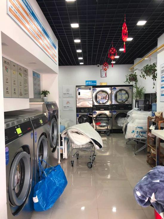 ▲浦東新區(qū)消保委志愿者暗訪體察洗衣店