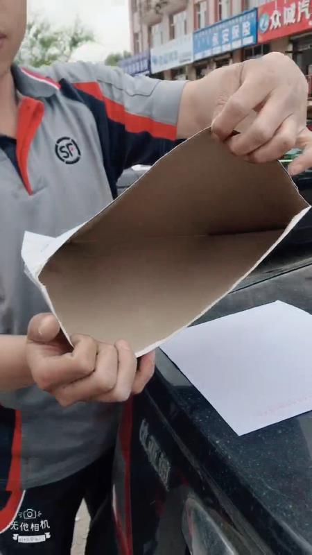 快遞原件返回發(fā)件人處,里面只有一張白紙。圖為返回現(xiàn)場拍攝,吉先生提供
